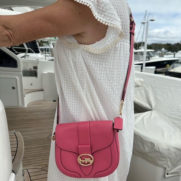 Pink leather crossbody bag from Coach with champagne hardware - Picture 2 of 9